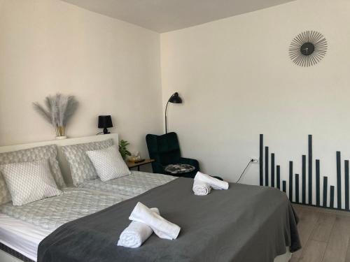 a bedroom with a bed with towels on it at Refugiul Castelului in Hunedoara