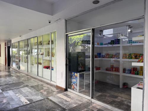 Supermarket nebo jiné obchody v  hotelu nebo okolí