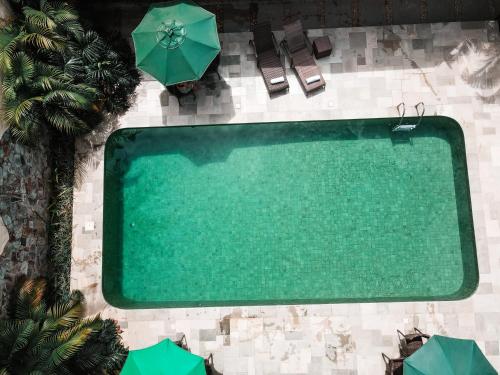 an overhead view of a swimming pool with umbrellas at Pousada Recanto da Grande Paz in Alto Paraíso de Goiás