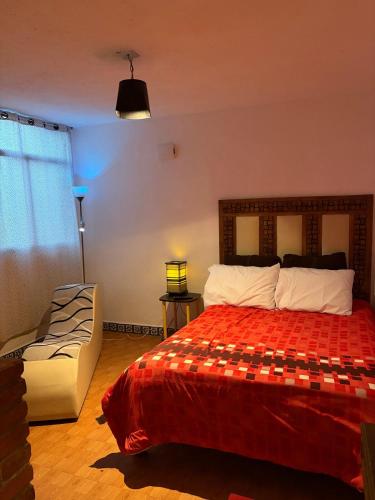 a bedroom with a bed and a couch at Tantra 1 - 24hrs in Cholula