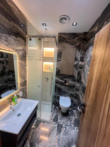 ein Badezimmer mit Waschbecken und Toilette in der Unterkunft Aman Villa in New cairo