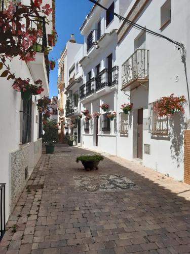 an alley in a town with white buildings at Casa Suspiro in Estepona
