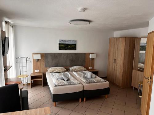 a bedroom with a bed in a room at Ferienhof Schäfer in Oberderdingen