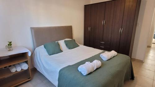 a bedroom with a bed with towels on it at Depto Diucon Centro in Esquel