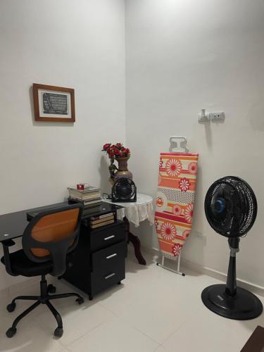 an office with a desk and a chair and a fan at Casa Roldanillo in Roldanillo