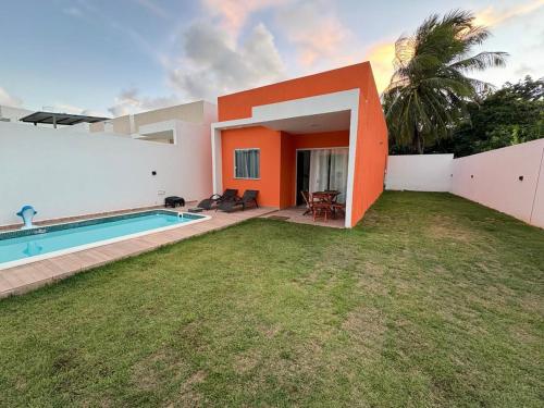 a house with a swimming pool and a yard at Cantinho Jauá 3 in Camaçari