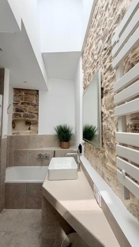a bathroom with a sink and a bath tub at TarifaMiCasa Amor de Dios in Tarifa