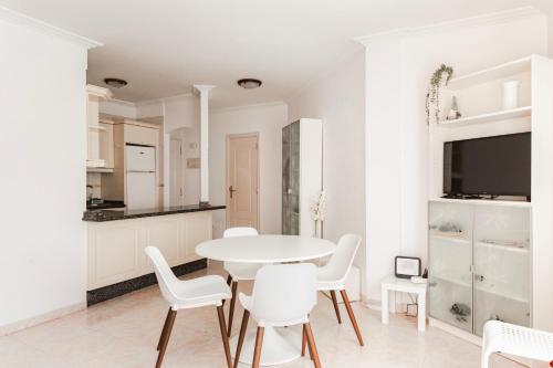 2 bedroom apartment with a pool