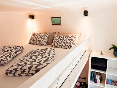 Loft Bed Studio with FREE Parking, 2 Bikes! Self check in, Wi-Fi, AC