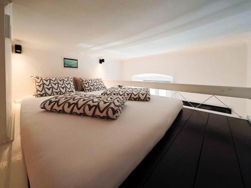 Loft Bed Studio with FREE Parking, 2 Bikes! Self check in, Wi-Fi, AC