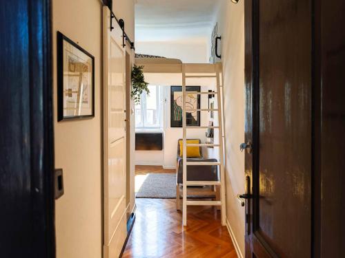 Loft Bed Studio with FREE Parking, 2 Bikes! Self check in, Wi-Fi, AC