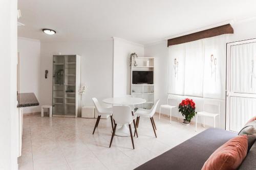 2 bedroom apartment with a pool