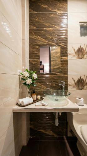 ein Badezimmer mit Waschbecken und Spiegel in der Unterkunft Hotel Estevez in Chinácota