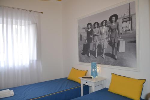 Habitación con cama azul y almohadas amarillas. en Casa do Ti Luís, en Leiria