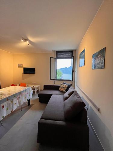 a living room with a couch and a bed at El Jardin in Bellano