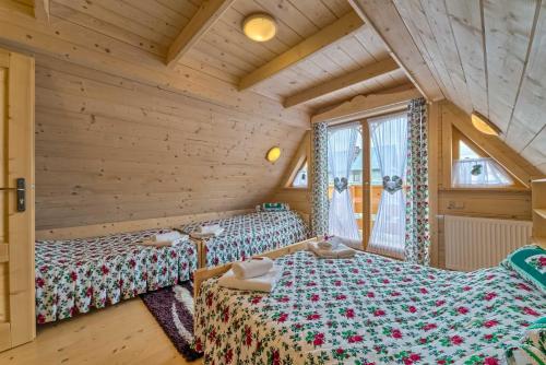 Postel nebo postele na pokoji v ubytování Domek w Białce z JACUZZI w ogrodzie