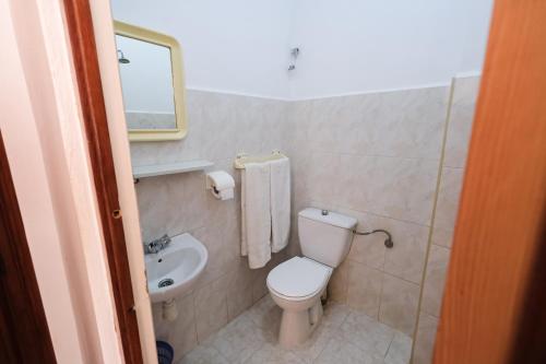 a bathroom with a toilet and a sink at Hotel Fnidaq in Fnidek