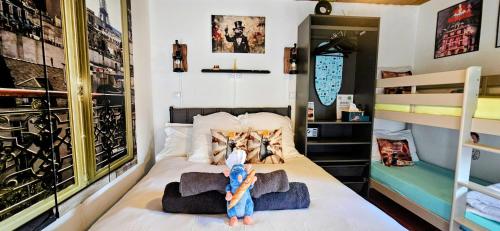 a bedroom with a bed with two bunk beds at B&B immersif La Chambre de Ratatouille 10 min Disney in Isles-lès-Villenoy