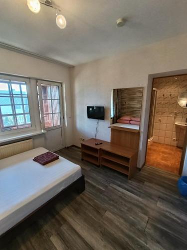 En eller flere senge i et værelse på Urusel Hostel