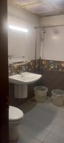 un bagno con lavandino e WC di Highland Lodge a Karachi