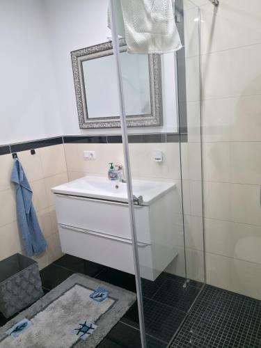 a bathroom with a sink and a mirror at Weserblick Apartment Stolzenau 24h Selfcheckin in Stolzenau