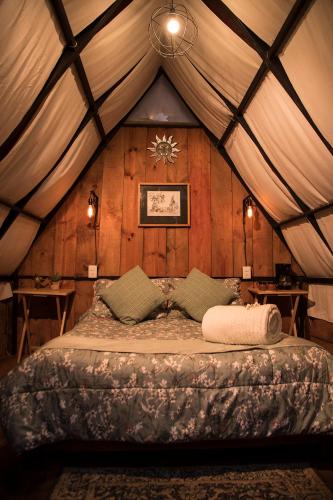 a bedroom with a large bed in a tent at Cabañas Yei Calli in Ciudad Mendoza
