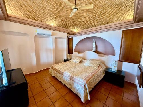 a bedroom with a bed and a ceiling at MiraLago Pool Paradise in San Antonio