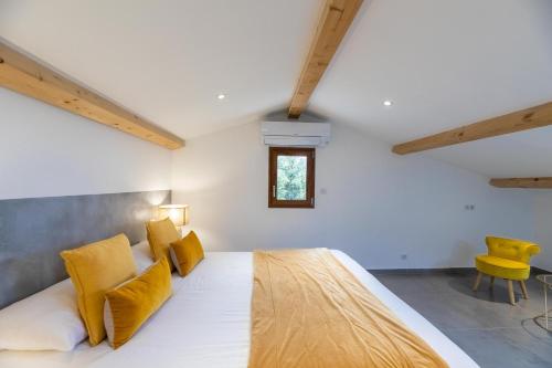 a bedroom with a large white bed with yellow pillows at La Listrella Residence & Spa in Monticello