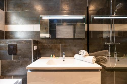 a bathroom with a sink and a shower at La Listrella Residence & Spa in Monticello