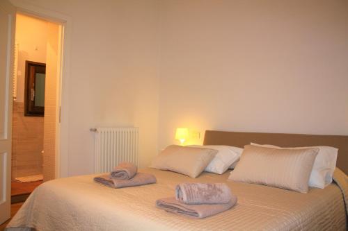 ローマにあるNavona Secret Suiteのベッドルーム1室(タオル付)