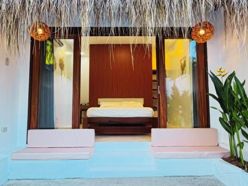 ein Schlafzimmer mit einem Bett in einem Zimmer in der Unterkunft Casa Oro in General Luna