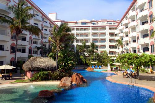 Hồ bơi trong/gần Costa Bonita Resort