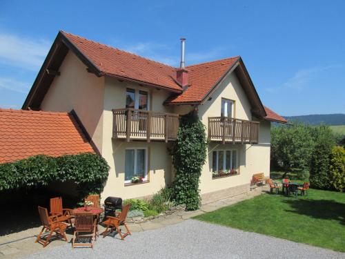 Casa con balcón, mesa y sillas en Apartments Ľubka en Zuberec