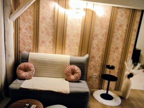 a living room with a couch and a lamp at Maisonnette Beauceronne in Eole-en-Beauce