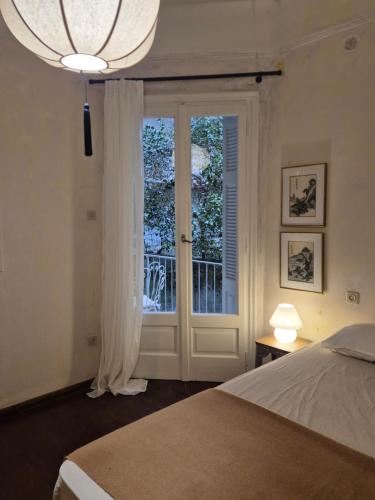 Spacious & central 2BR flat in Kypseli