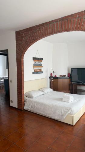 a bed in a room with a brick wall at Appartamento Luisa 2 in Domaso