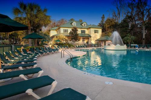 uma piscina com espreguiçadeiras e uma fonte em Waterside by Spinnaker Resorts em Hilton Head Island