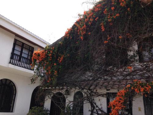 a building with flowers on the side of it at Mansion Samzara Hosteleria in Sangolquí
