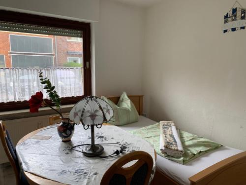 a room with a table with a lamp and a bed at Brakel Monteure Ferienwohnung 1 in Brakel