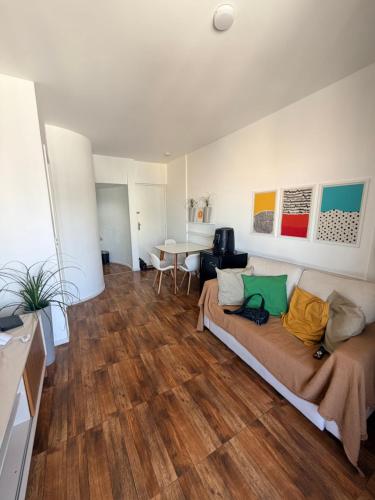 a living room with a couch and a table at Flat Completo Suíte com Terraço, Cozinha, Garagem Manobrista Liberdade, Paraíso 24h in São Paulo