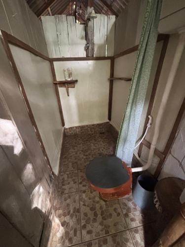 an overhead view of a small bathroom with a toilet at A Casa Da Ilha Cotijuba in Belém
