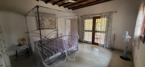 a room with a crib in the corner of a room at Belle maison dans résidence avec piscine in Cap Skirring