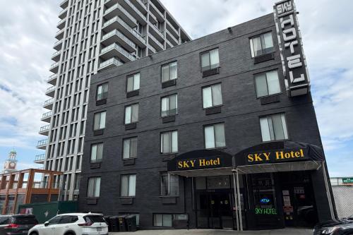 a large black building with a sky hotel at Sky Hotel Flushing/Laguardia Airport in Queens