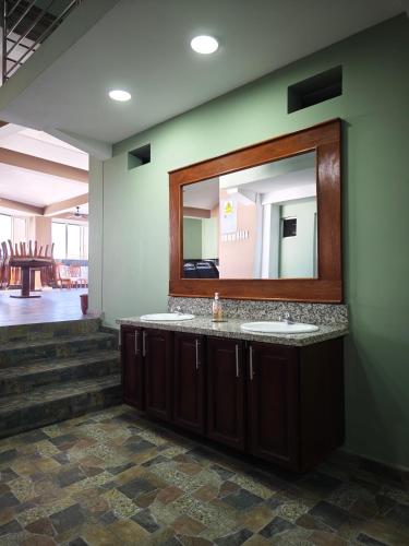 a bathroom with two sinks and a large mirror at Hotel Rubinos in San Salvador