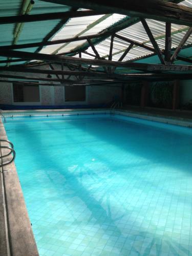 a large swimming pool with blue water at Mansion Samzara Hosteleria in Sangolquí