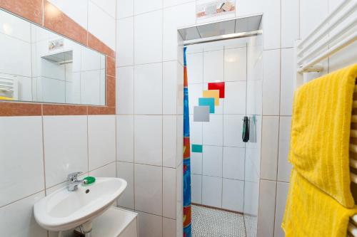 a bathroom with a sink and a shower at Haus Babin in Techelsberg am Worthersee