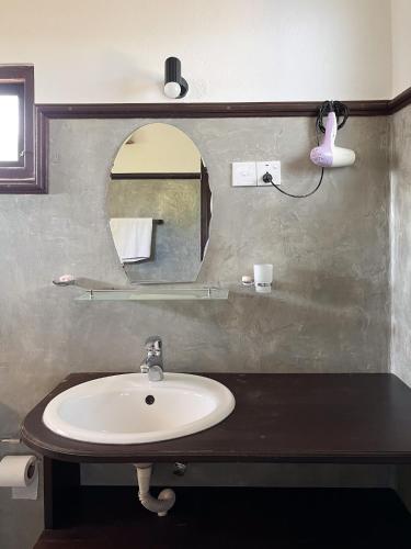 un bagno con lavandino e specchio di Ella Repose a Ella