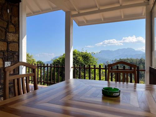 un tavolo da pranzo con vista sulle montagne di Ella Repose a Ella