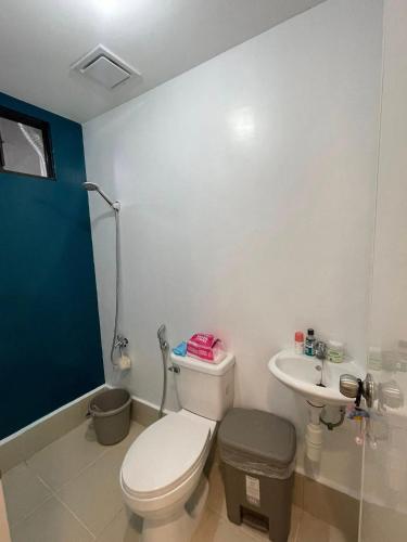 a bathroom with a toilet and a sink at The SOS Pad in Pila
