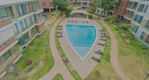 an overhead view of a swimming pool in a building at Pearl Properties three bedroom apartment in Trofwi